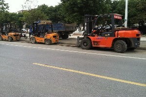 蘇州鵬飛吊裝搬運——吳中區(qū)專業(yè)叉車出租服務(wù)